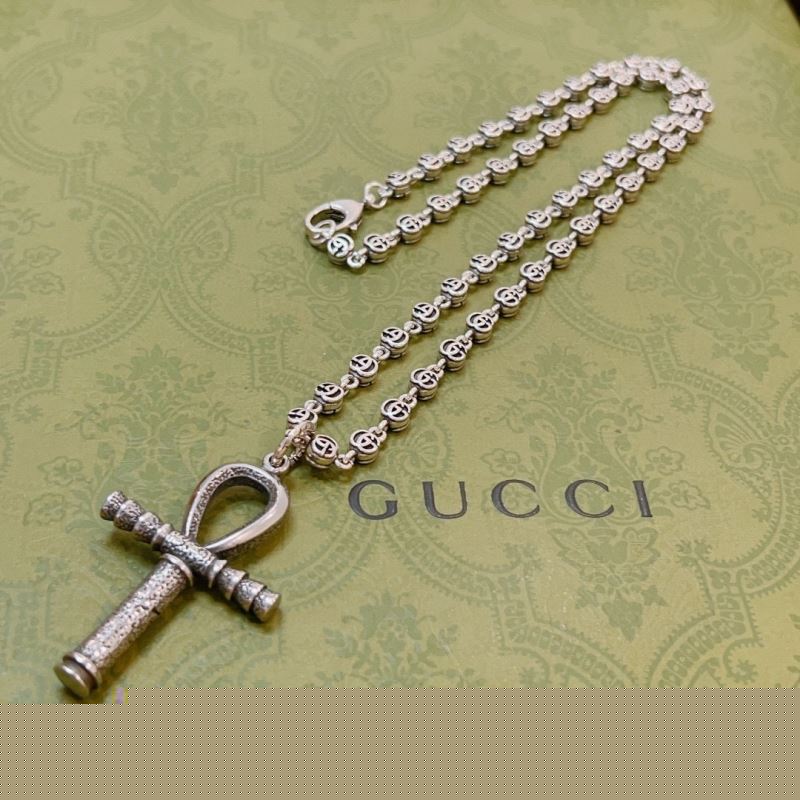 G*u*i necklaces
